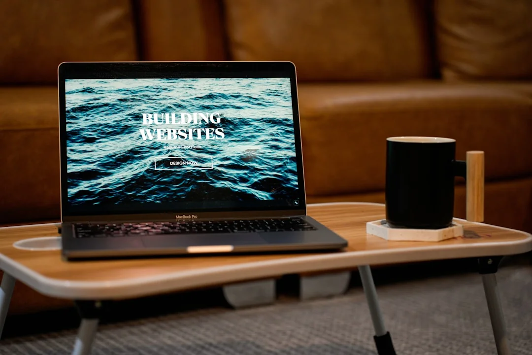 Vue plongeante d'un bureau de travail moderne et élégant avec un ordinateur portable, une tablette et des accessoires.