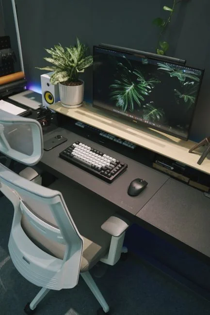 Un espace de travail propre et contemporain avec un ordinateur portable, une tablette, un smartphone et un moniteur. Idéal pour le télétravail et les installations technologiques.